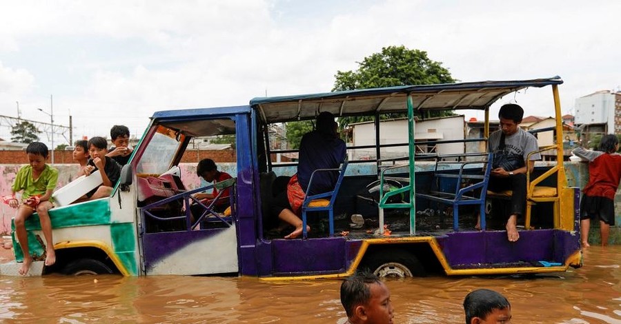 В Индонезии из-за наводнений погибли 53 человека
