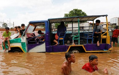 В Индонезии из-за наводнений погибли 53 человека