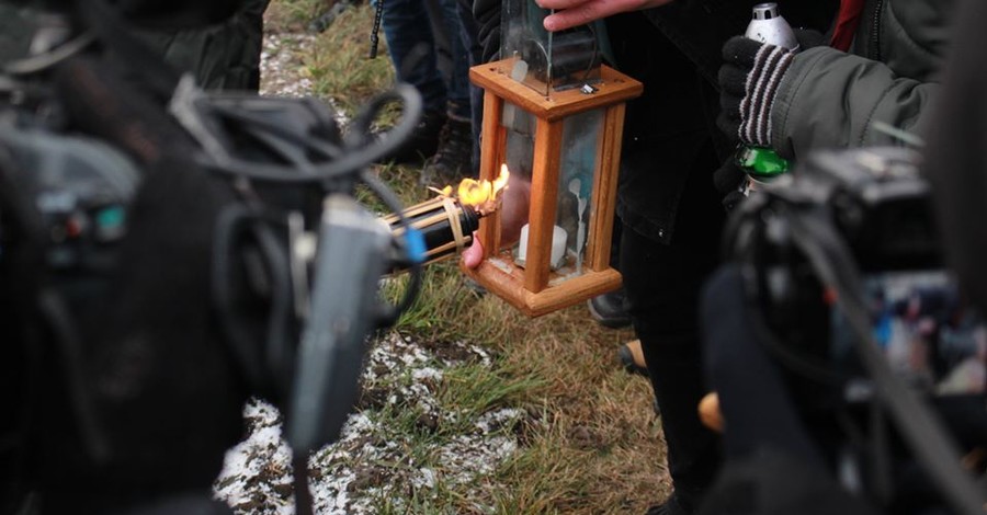 Украинские пластуны получили Вифлеемский огонь на границе с Польшей