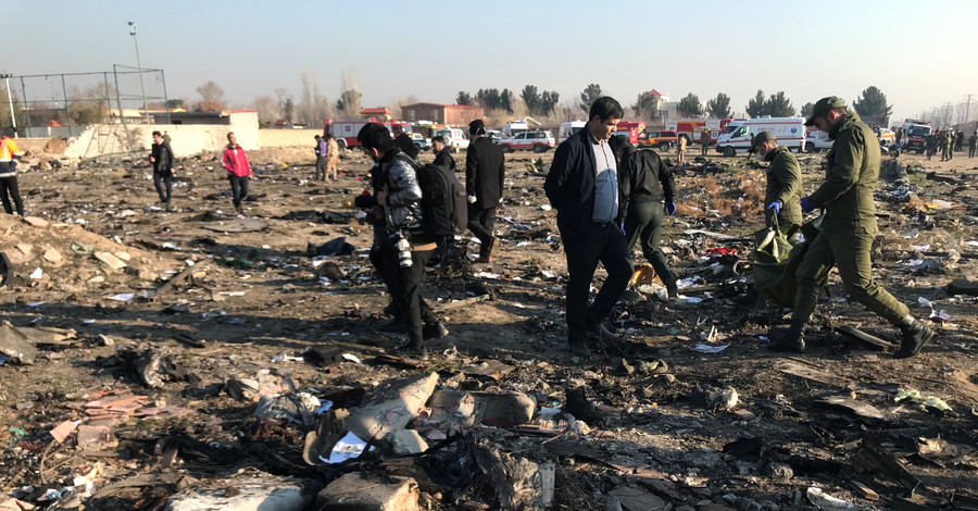 Зеленский: МИД готовит списки людей, находившихся на борту разбившегося в Тегеране самолета  