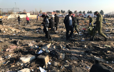 Зеленский: МИД готовит списки людей, находившихся на борту разбившегося в Тегеране самолета  