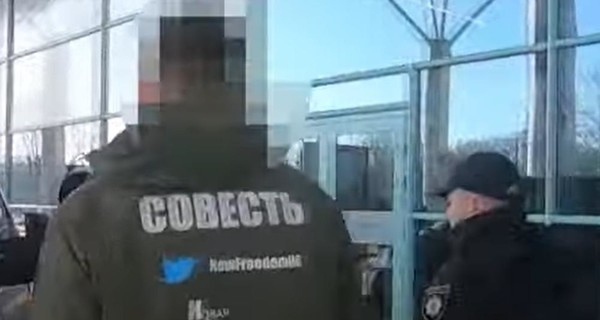 Неизвестный с надписью 