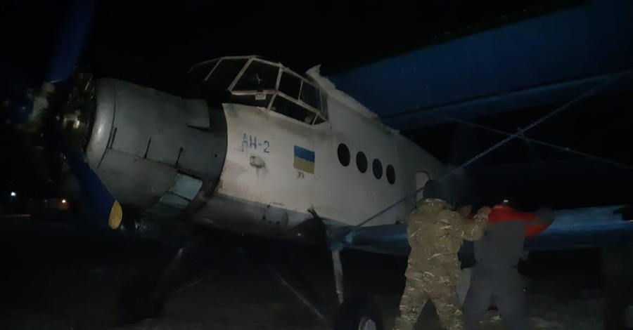 В Коломые пограничники задержали табачных контрабандистов на собственном (!) самолете