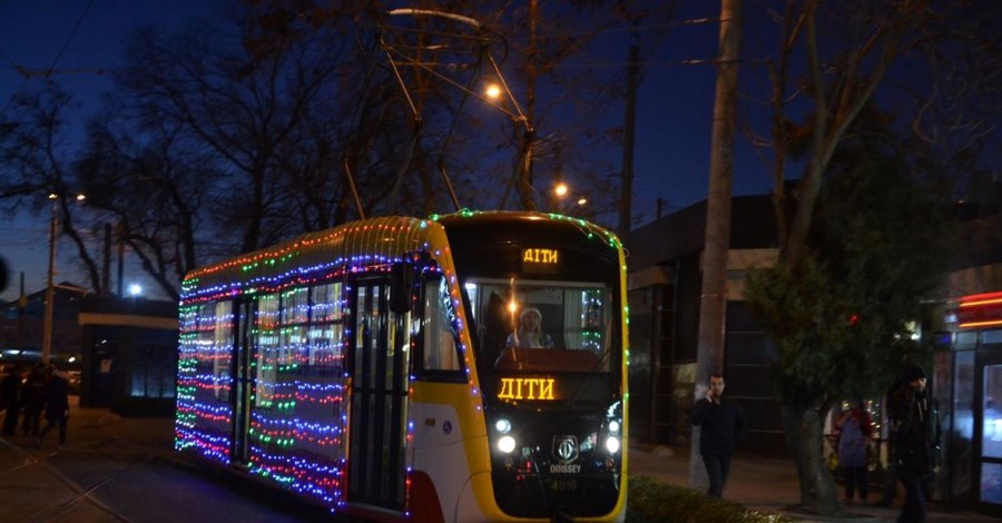В Одессе ради сбежавшего из приюта мальчика повторили Рождественский парад трамваев