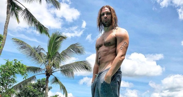 Слава Каминская расцвела в объятиях солиста 