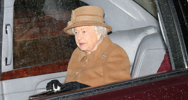 Елизавета II нарушила протокол в заявлении о будущем Меган Маркл и Гарри