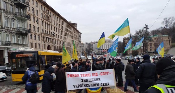 В Киеве противники рынка земли перекрыли Грушевского и Шелковичную