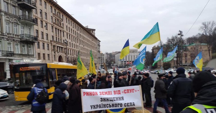 В Киеве противники рынка земли перекрыли Грушевского и Шелковичную