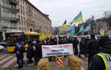 В Киеве противники рынка земли перекрыли Грушевского и Шелковичную