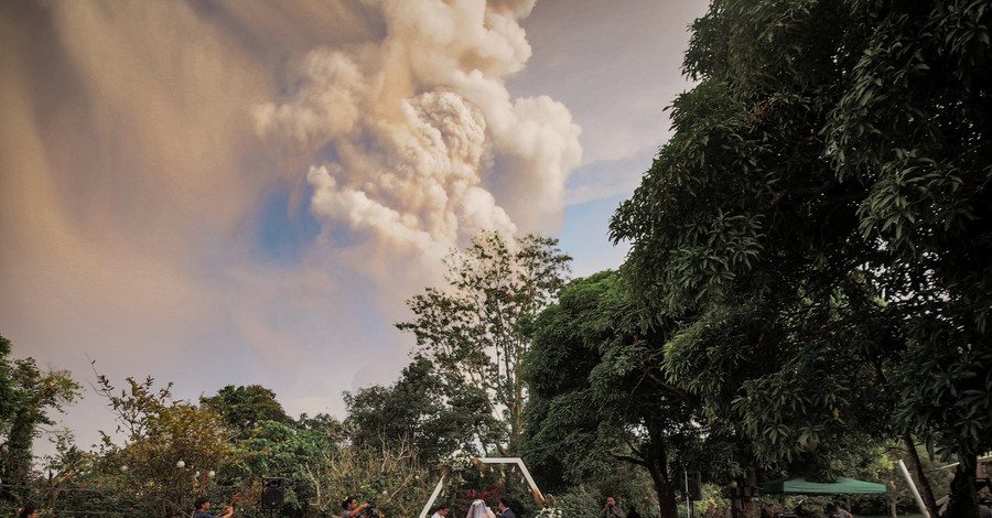 На фоне извержения вулкана Тааль смелая пара сыграла свадьбу