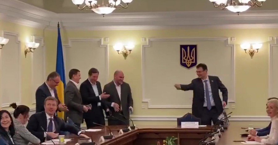Даниил Гетманцев начал заседание кометета Рады по финансам с посевания