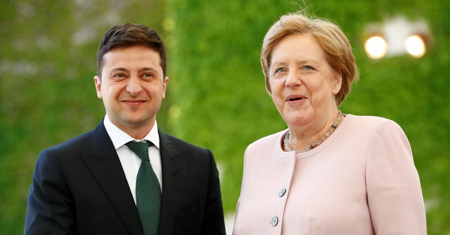 Зеленский попросил у Меркель политического содействия в расследовании катастрофы в Тегеране