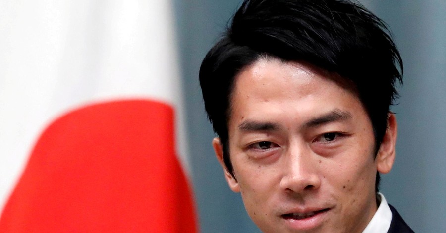 Впервые в Японии мужчина-министр уйдет в декрет по уходу за первенцем