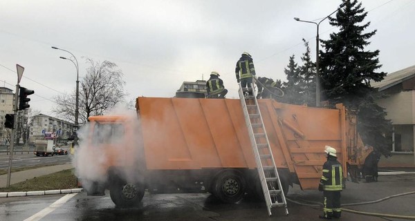 Пожар с доставкой: в Киеве горящий мусоровоз сам приехал в пожарную часть