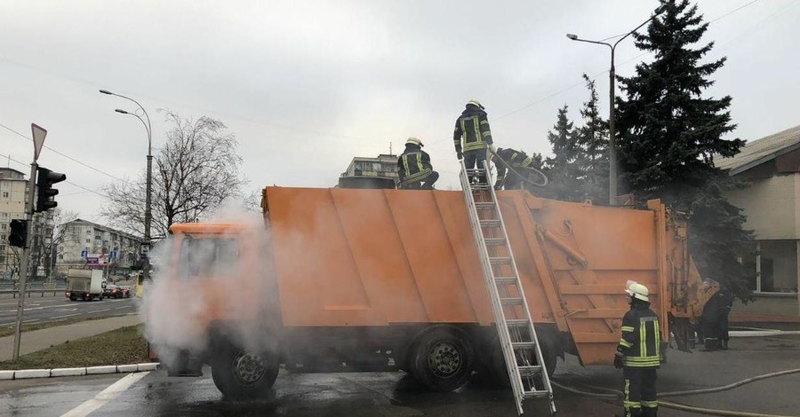 Пожар с доставкой: в Киеве горящий мусоровоз сам приехал в пожарную часть
