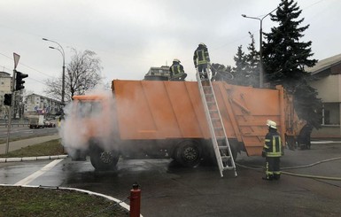 Пожар с доставкой: в Киеве горящий мусоровоз сам приехал в пожарную часть