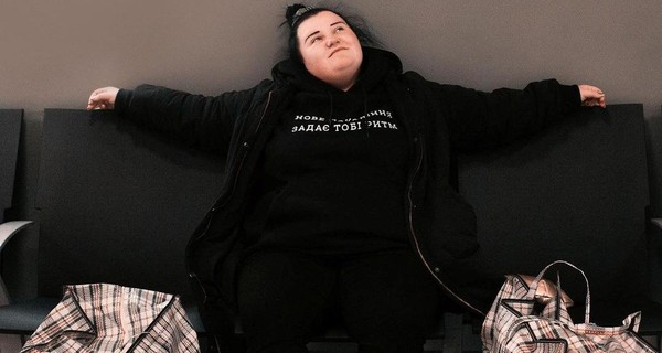 alyona alyona улетела на Бали с клетчатыми сумками