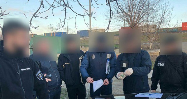 От 50 до 100 долларов: В Одессе таможенник разработал схему оформления евроблях