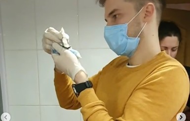 Спасать харьковских брошенных попугаев приехал врач-орнитолог из Москвы 