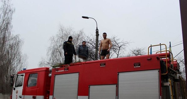 В Черкассах крещенскую купель обустроили в пожарной машине