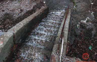 Потоп в Днепре: несколько кварталов залило водой из прорвавшей трубы