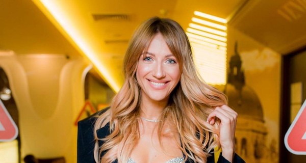 Оля Полякова и Андрей Бедняков засмотрелись на Лесю Никитюк в узких стрингах