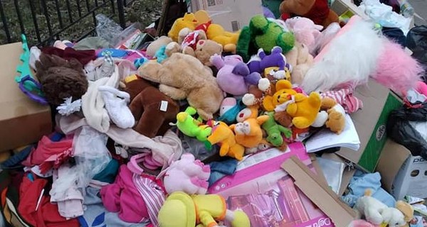 В соцсетях разгорелся скандал из-за горы игрушек у детдома в Виннице: накануне их привезли волонтеры
