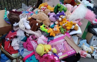 В соцсетях разгорелся скандал из-за горы игрушек у детдома в Виннице: накануне их привезли волонтеры
