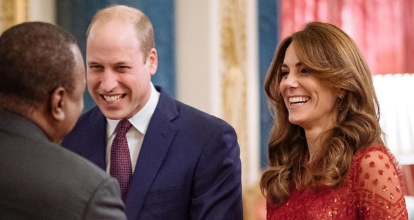 Для приема в Букингемском дворце Кейт Миддлтон выбрала кружевное платье от Needle & Thread