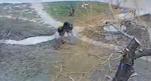 В Никополе камера засняла, как девочка отбилась от напавшего на нее мужчины