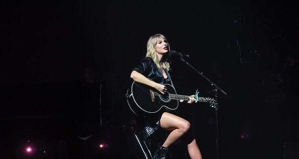 Тейлор Свифт заявила, что ее мать борется с опухолью мозга