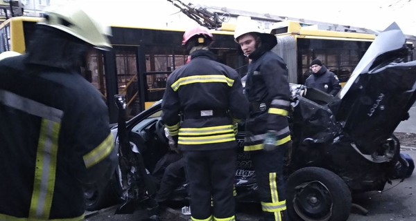 В Киеве такси протаранило остановку с людьми, водитель погиб на месте