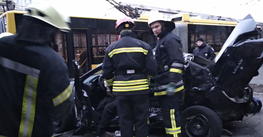 В Киеве такси протаранило остановку с людьми, водитель погиб на месте