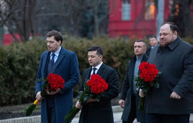 Зеленский и Гончарук выполнили праздничный ритуал в честь Дня соборности без Разумкова