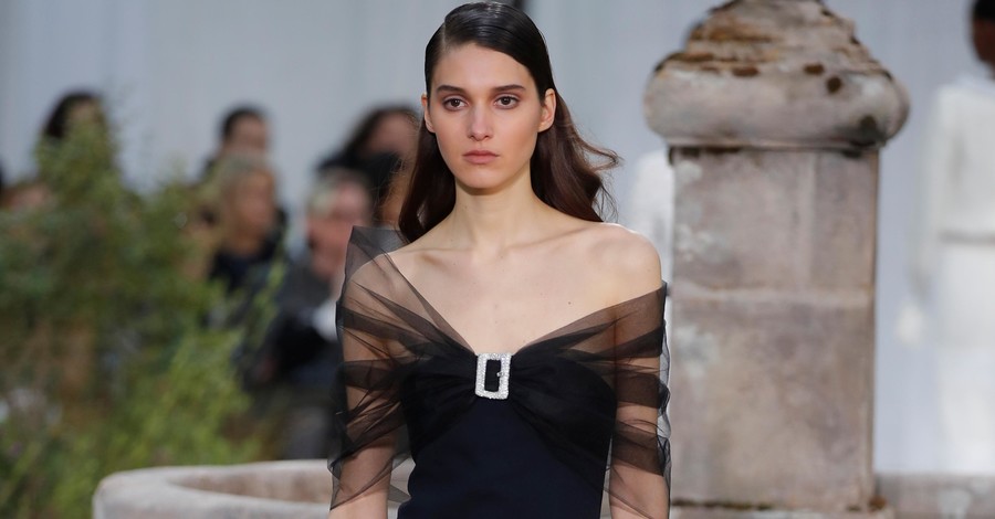 На показе Chanel весна-лето 2020 модели перевоплотились в юную Коко Шанель