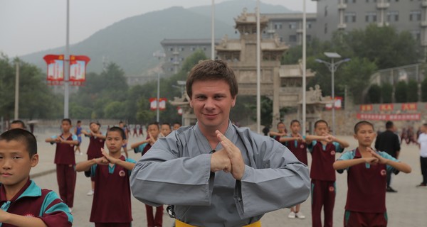 Дмитрий Комаров: о жизни в монастыре, разлуках с женой и танцах с лапшой