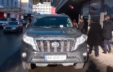 В сети раскритиковали украинского водителя за позорную парковку в Давосе