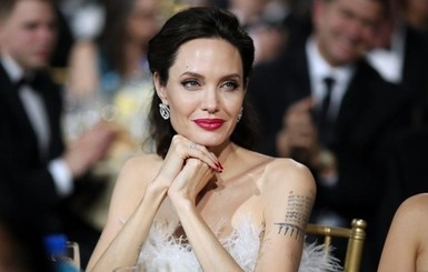 Анджелина Джоли научит детей бороться с фейковыми новостями