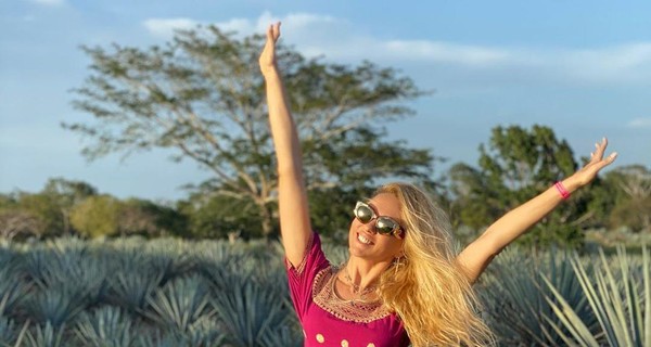 Оля Полякова показала фото без бюстгальтера и макияжа