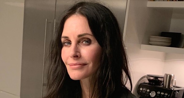 Кортни Кокс поделилась снимком, сделанным перед съемками последней серии 