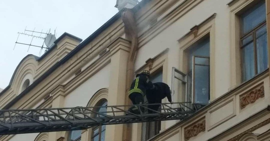 В Киеве горело Министерство культуры: спасли 4 человек