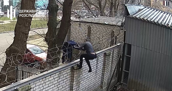 ГБР опубликовало видео, на котором экс-депутат Черновол перелазила через забор