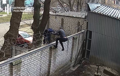 ГБР опубликовало видео, на котором экс-депутат Черновол перелазила через забор