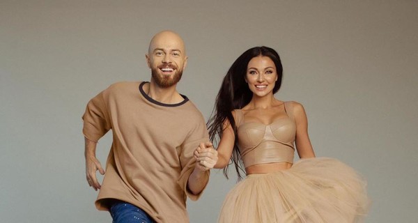 Влад Яма исполнил мечту жены: Ferrari и телефон сочетаются с красным платьем