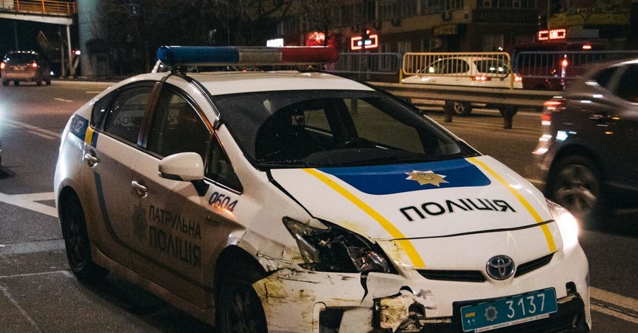 В Киеве патрульные снесли машину