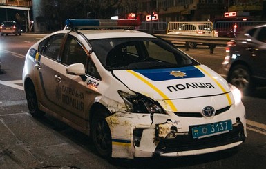В Киеве патрульные снесли машину