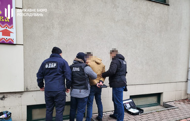 В Хмельницком полицейский предлагал дать взятку следователю по делу о наркотиках