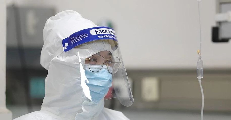 Погибших от китайского коронавируса уже 213: заразиться могли через деньги