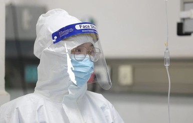 Погибших от китайского коронавируса уже 213: заразиться могли через деньги