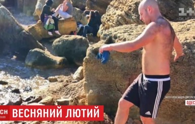 В Одессе из-за необычайно теплой погоды туристы открыли купальный сезон